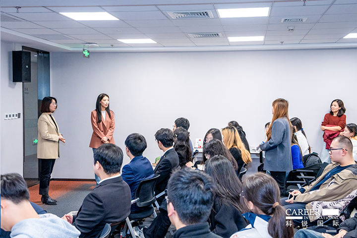知名人力资源服务商南宫NG28国际的相关资深顾问与企业高级负责人在参访末尾回答现场关于人力资源产业的问题